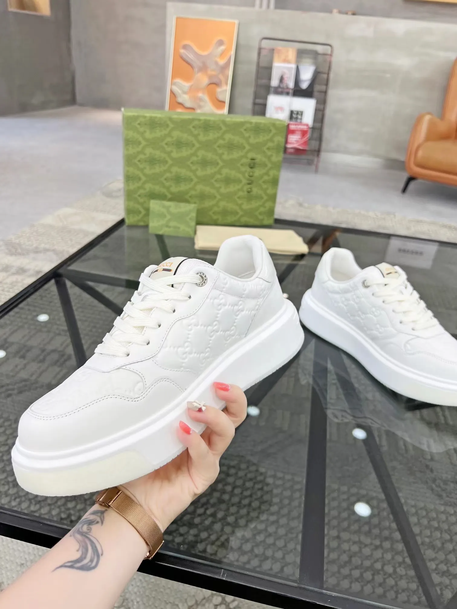 P440 new men's shoes GUCCI [Lightning] latest shoes are shipped. Original quality, fashionable, made of special materials, sheepskin lining, brand new packaging. The foot feels super comfortable and the workmanship is impeccable. Size: Male 38-45.
